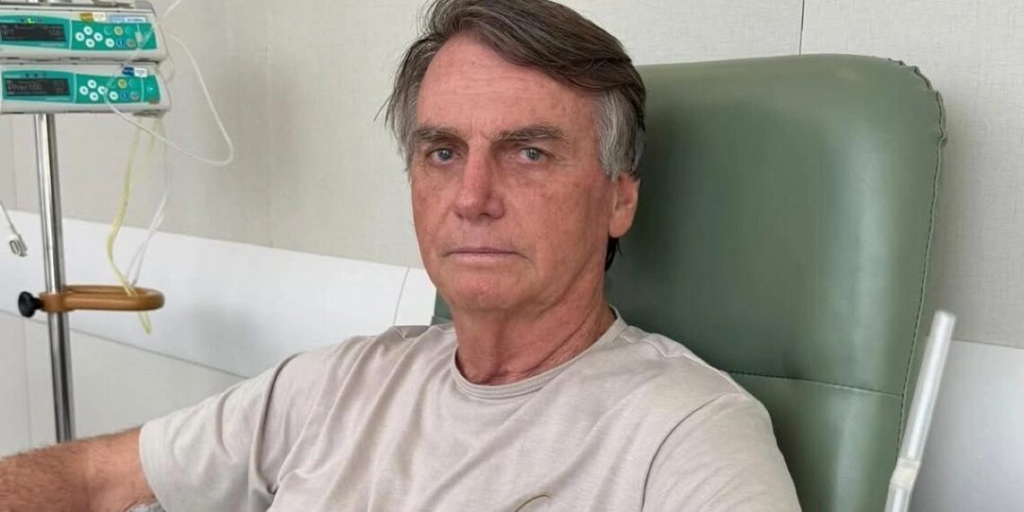 Bolsonaro apresenta soluços intensos e oscilação de pressão