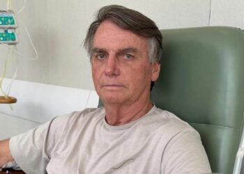 Bolsonaro apresenta soluços intensos e oscilação de pressão