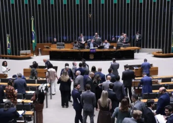 Fim da escala 6×1: leitura do relatório é adiada para segunda, 25
