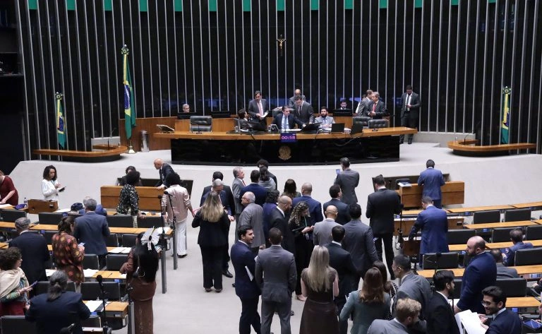 Fim da escala 6×1: leitura do relatório é adiada para segunda, 25