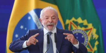 Pesquisa Datafolha: Lula é rejeitado por 48% e Flávio Bolsonaro por 46%