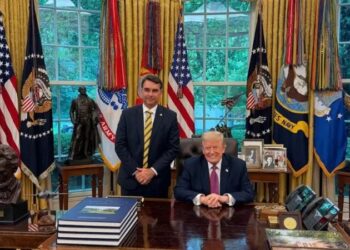 Em Washington, Flávio Bolsonaro pede que EUA chamem PCC de terrorista