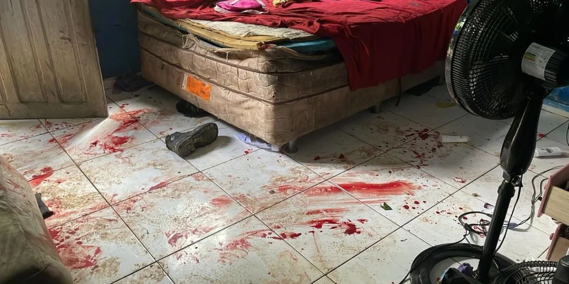 Homem mata esposa, esfaqueia enteadas e acaba linchado por traficantes
