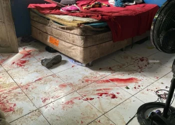 Homem mata esposa, esfaqueia enteadas e acaba linchado por traficantes