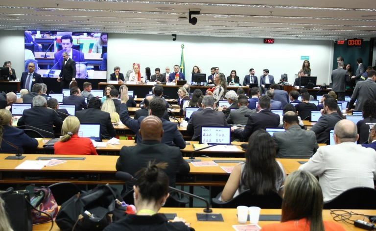 Fim da escala 6×1: Comissão aprova PEC das 40 horas semanais