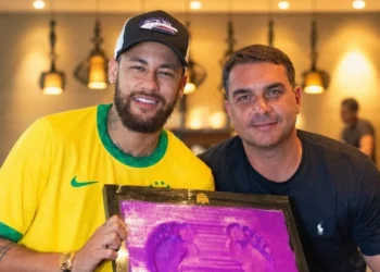 PL usa IA e compara Flávio Bolsonaro a Neymar após convocação