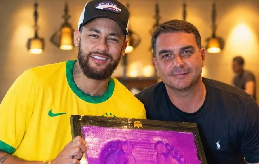 PL usa IA e compara Flávio Bolsonaro a Neymar após convocação