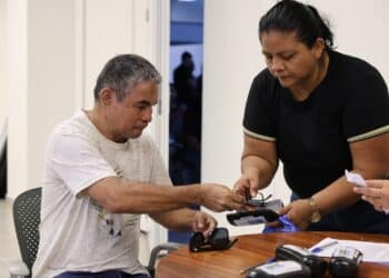 Roberto Cidade entrega 2 mil óculos e zera fila de catarata no AM