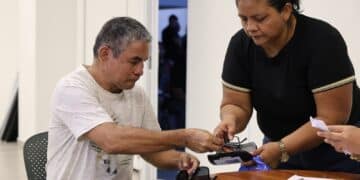 Roberto Cidade entrega 2 mil óculos e zera fila de catarata no AM