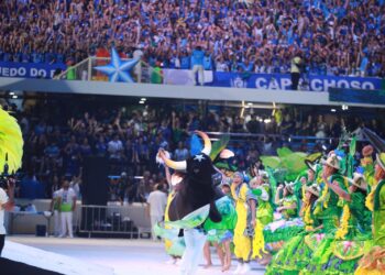 Boi Caprichoso exalta os guardiões da floresta abrindo a segunda noite de apresentações