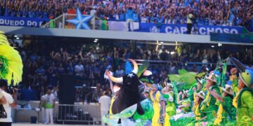 Boi Caprichoso exalta os guardiões da floresta abrindo a segunda noite de apresentações