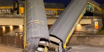 Trens colidem na Alemanha e vagões caem de ponte em Munique