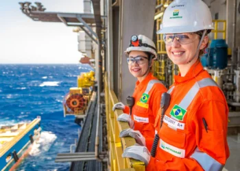Petrobras abre vagas de estágio com bolsa de R$ 1.825 e cota para mulheres
