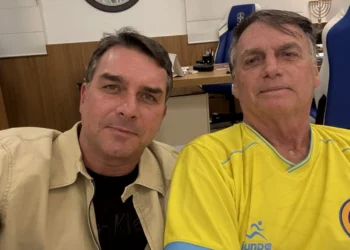 Moraes autoriza que Flávio, netas e nora visitem Bolsonaro