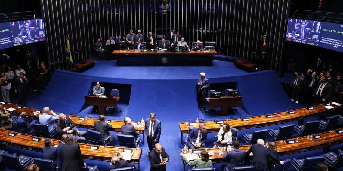 Alcolumbre segura PEC do fim da 6×1 e envia texto oposto para CCJ