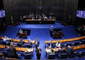 Alcolumbre segura PEC do fim da 6×1 e envia texto oposto para CCJ