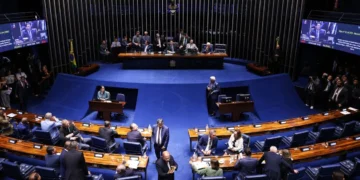 Alcolumbre segura PEC do fim da 6×1 e envia texto oposto para CCJ