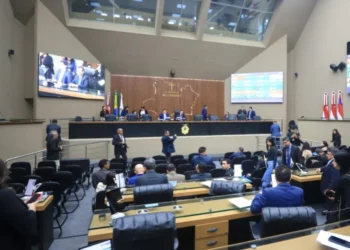 Intervenção jurídica anula acordo interno e reabre disputa pelo comando da Aleam