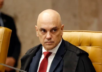 Moraes proíbe Flávio Bolsonaro de visitar o pai por 90 dias