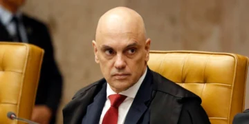 Moraes proíbe Flávio Bolsonaro de visitar o pai por 90 dias