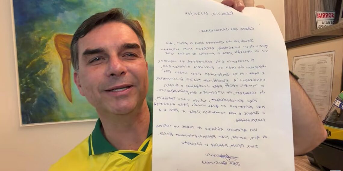 Flávio Bolsonaro divulga carta do pai e assume como porta-voz