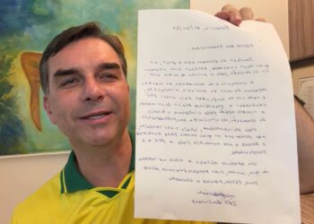 Flávio Bolsonaro divulga carta do pai e assume como porta-voz