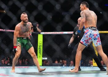 Conor McGregor sofre lesão e perde para Max Holloway no UFC 329