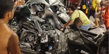 Remoção de carreta que tombou em Manaus só ocorrerá à noite