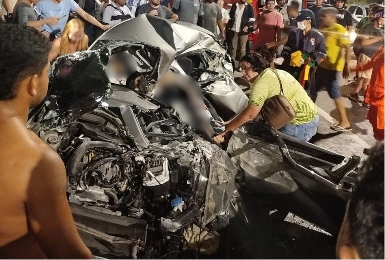 Remoção de carreta que tombou em Manaus só ocorrerá à noite