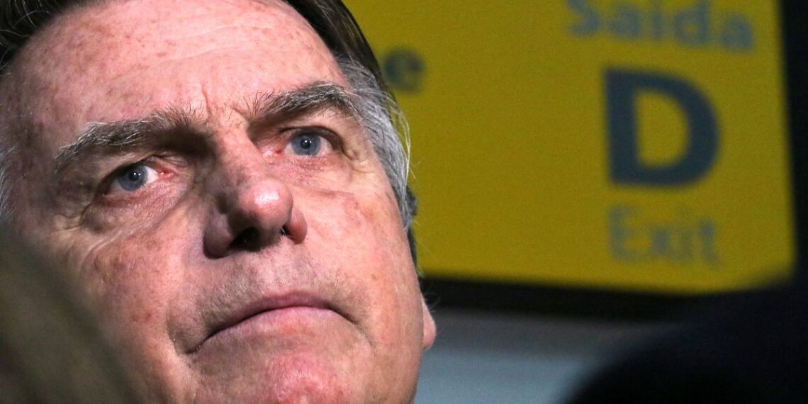 Decisão mantém Bolsonaro em prisão domiciliar e cassa porte de arma