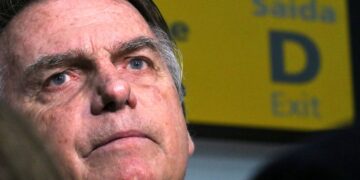 Decisão mantém Bolsonaro em prisão domiciliar e cassa porte de arma