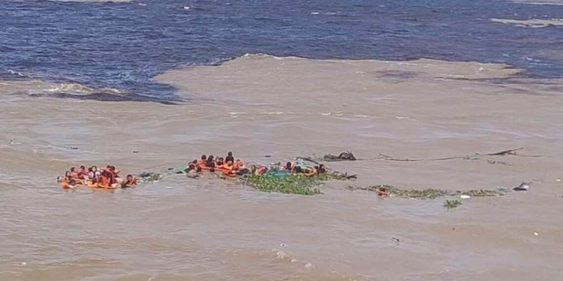 Bombeiros encerram buscas por sumidos em naufrágio no AM
