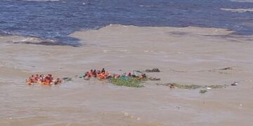 Bombeiros encerram buscas por sumidos em naufrágio no AM
