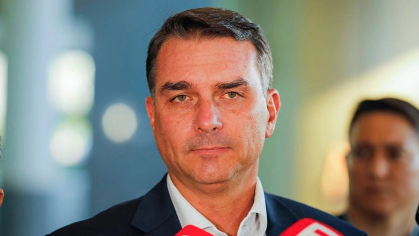 Flávio Bolsonaro recusa escolta oficial da PF para campanha eleitoral