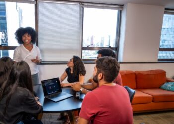 Veja como se inscrever para 1.779 vagas de estágio em cursos técnicos e TI