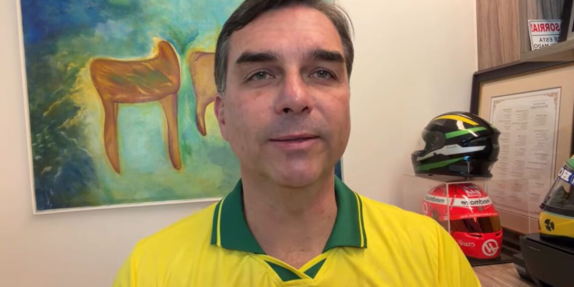 ‘Ameaça ao sistema’: Flávio Bolsonaro se diz perseguido