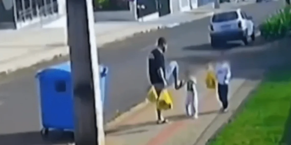Homem é preso após chutar rosto de filha de 3 anos no Paraná