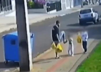 Homem é preso após chutar rosto de filha de 3 anos no Paraná