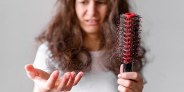 Uso de canetas emagrecedoras causa queda de cabelo? Entenda
