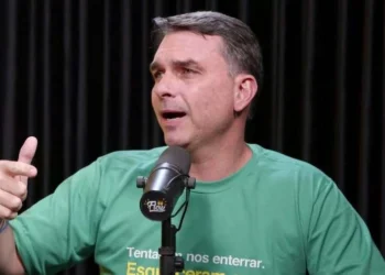 Flávio Bolsonaro nega questionar sistema eleitoral em nota