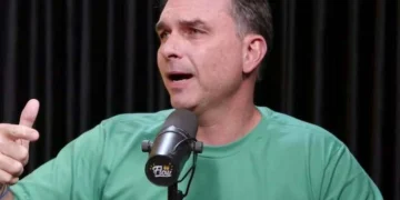Flávio Bolsonaro nega questionar sistema eleitoral em nota