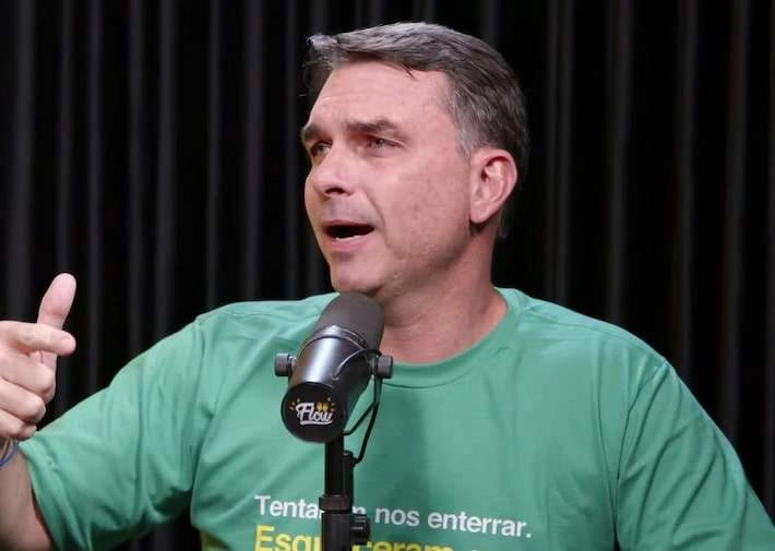 Flávio Bolsonaro nega questionar sistema eleitoral em nota