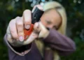 Sancionada lei que libera spray de pimenta para defesa de mulheres