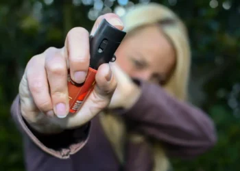 Sancionada lei que libera spray de pimenta para defesa de mulheres