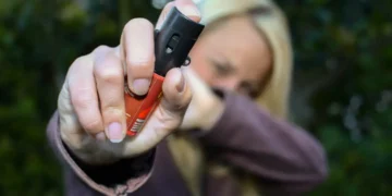 Sancionada lei que libera spray de pimenta para defesa de mulheres