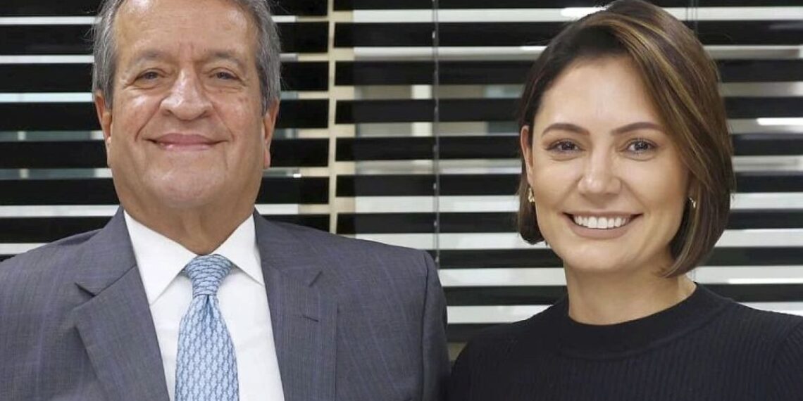 Crise com Flávio Bolsonaro afasta Michelle de eleições em 2026