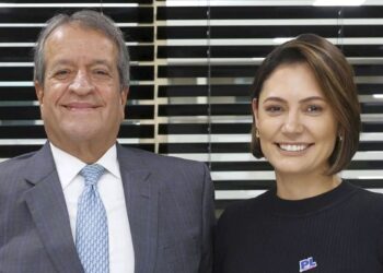 Crise com Flávio Bolsonaro afasta Michelle de eleições em 2026