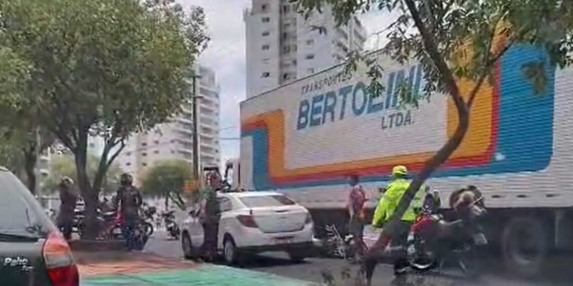 Mulher de 37 anos morre em acidente com caminhão na São Jorge
