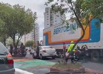 Mulher de 37 anos morre em acidente com caminhão na São Jorge