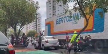 Mulher de 37 anos morre em acidente com caminhão na São Jorge